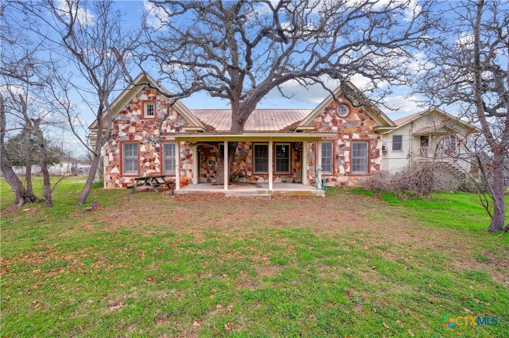 222 Myrtle Avenue Luling, TX 78648
