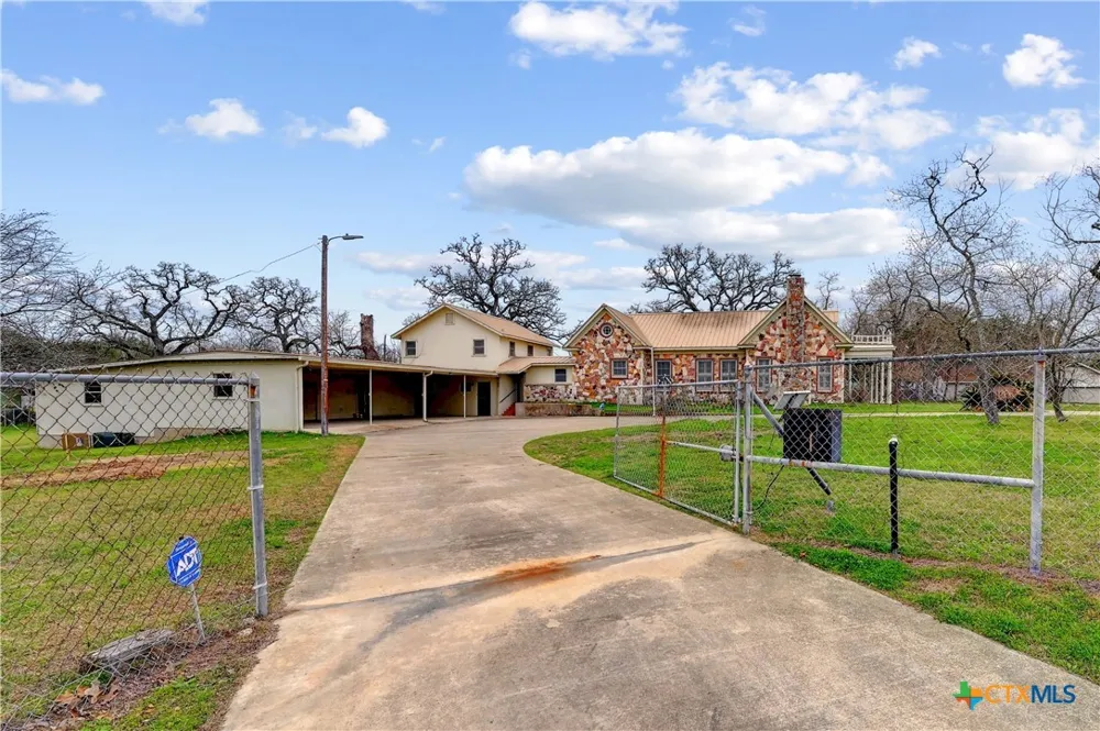 222 Myrtle Avenue Luling, TX 78648