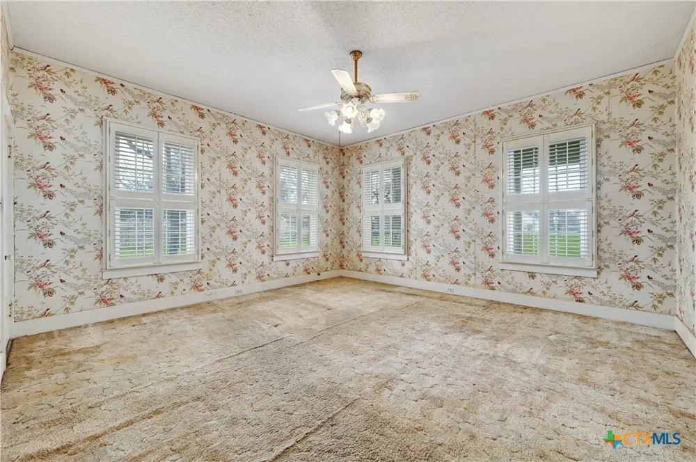 222 Myrtle Avenue Luling, TX 78648