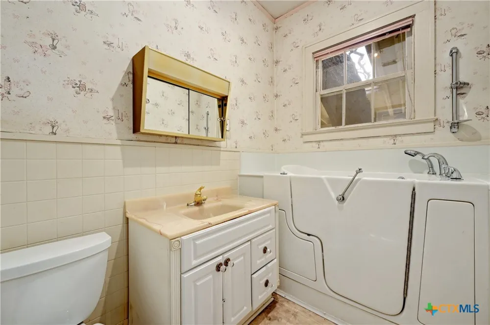 222 Myrtle Avenue Luling, TX 78648
