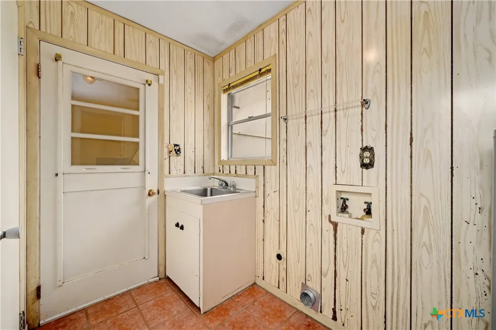 222 Myrtle Avenue Luling, TX 78648