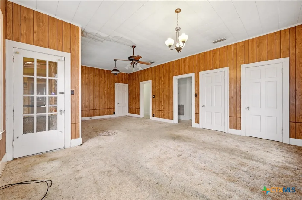 222 Myrtle Avenue Luling, TX 78648