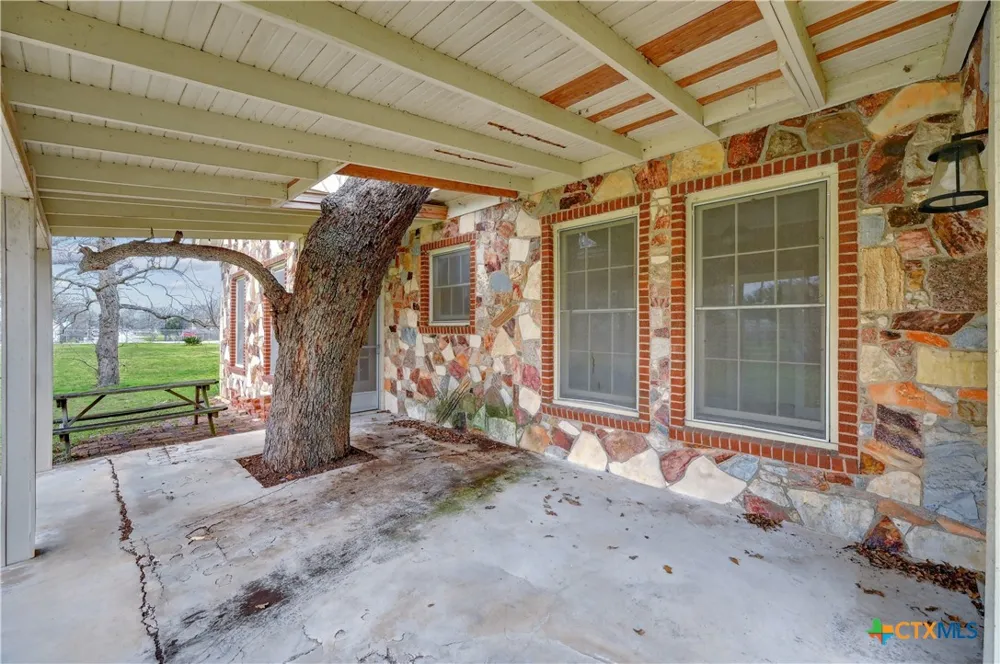 222 Myrtle Avenue Luling, TX 78648