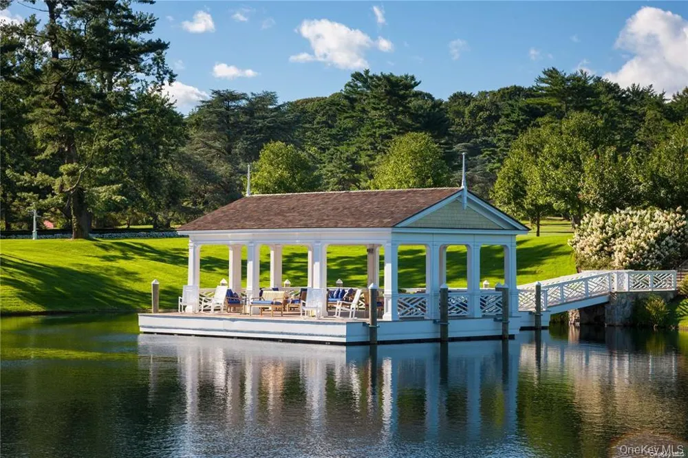 6 Stable Lane Old Westbury, NY 