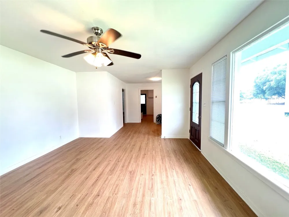 528 E Milam Street La Grange, TX 78945
