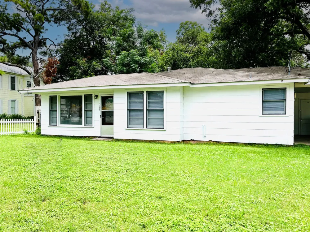 528 E Milam Street La Grange, TX 78945