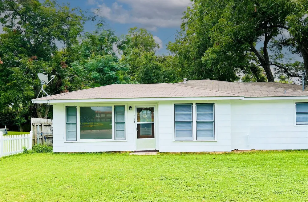 528 E Milam Street La Grange, TX 78945