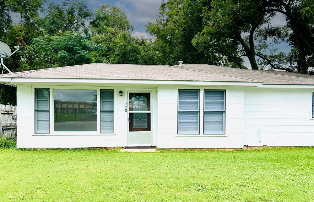 528 E Milam Street La Grange, TX 78945