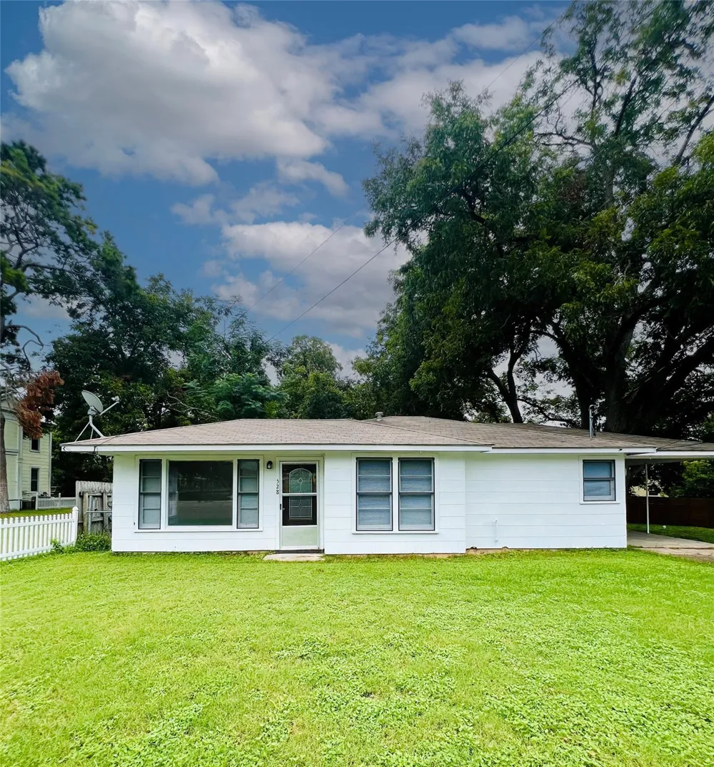 528 E Milam Street La Grange, TX 78945