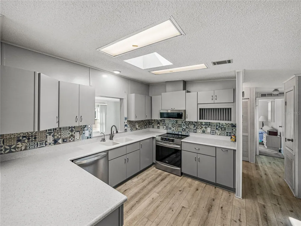 8925 SOUTHSHORE COURT Polk City, FL 33868