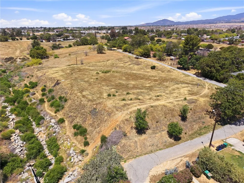 5242 C STREET Banning, CA 92220