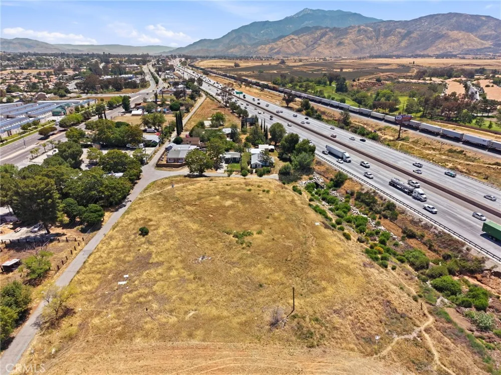 5242 C STREET Banning, CA 92220