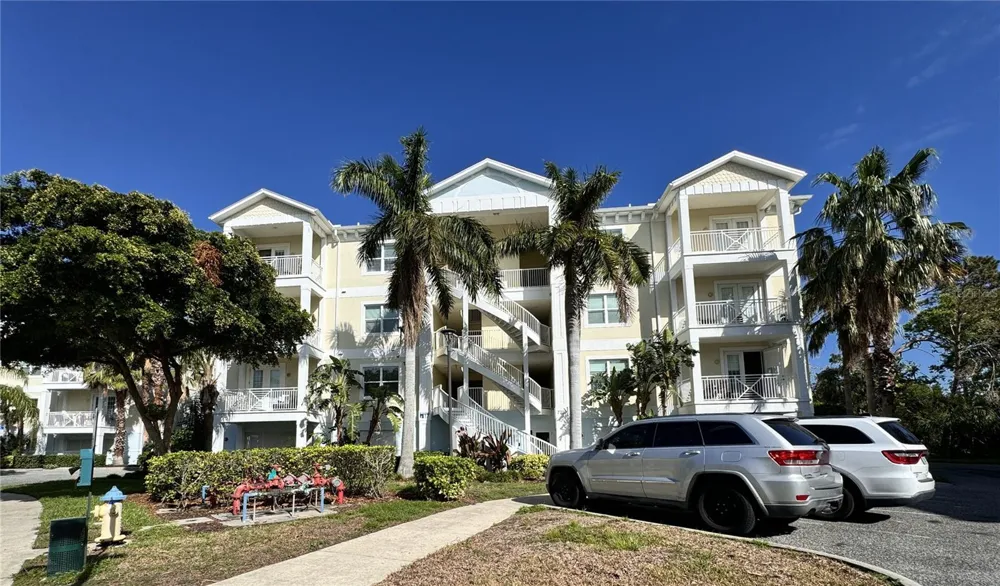 7710 34TH AVENUE W #202 Bradenton, FL 34209