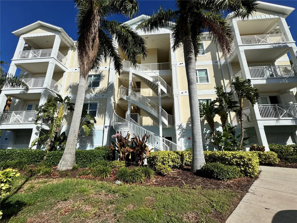 7710 34TH AVENUE W #202 Bradenton, FL 34209