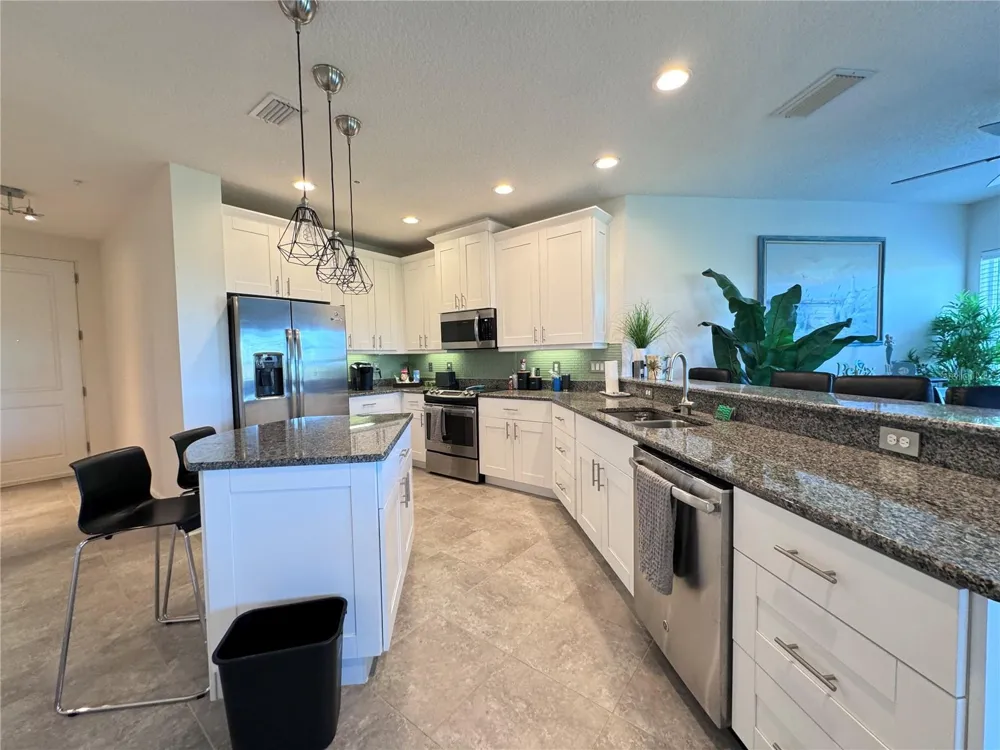 7710 34TH AVENUE W #202 Bradenton, FL 34209