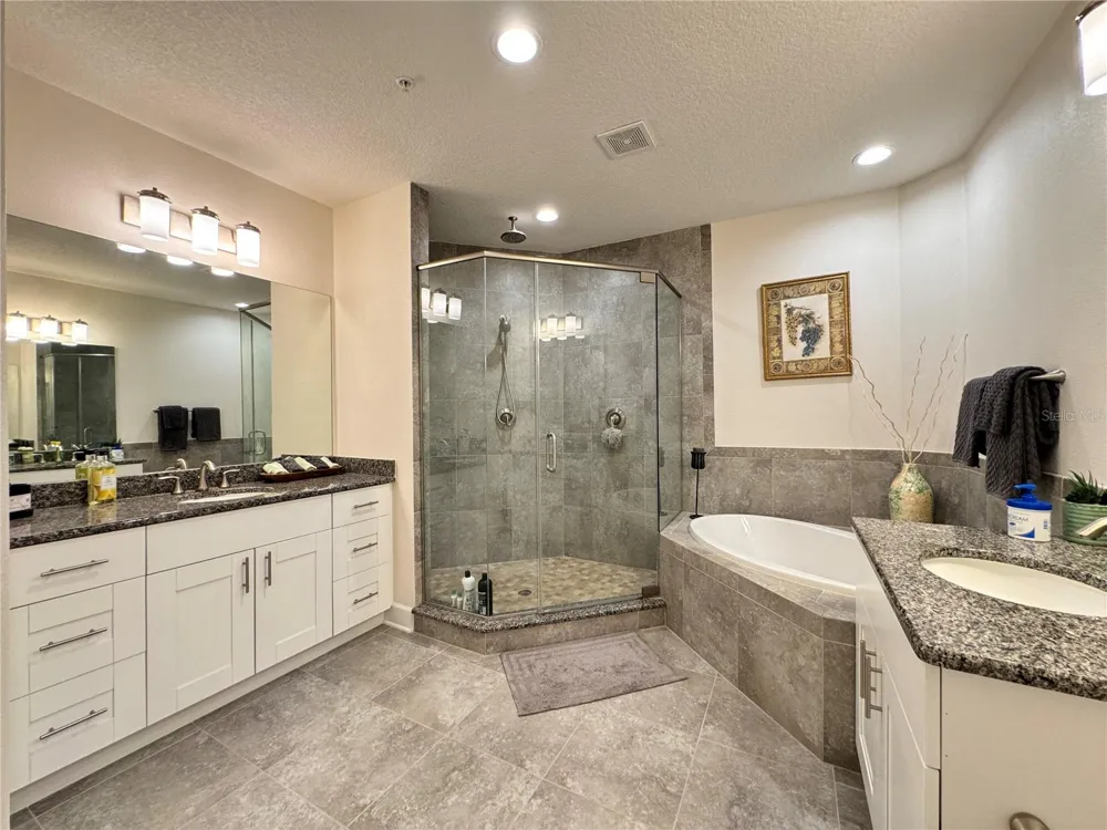 7710 34TH AVENUE W #202 Bradenton, FL 34209