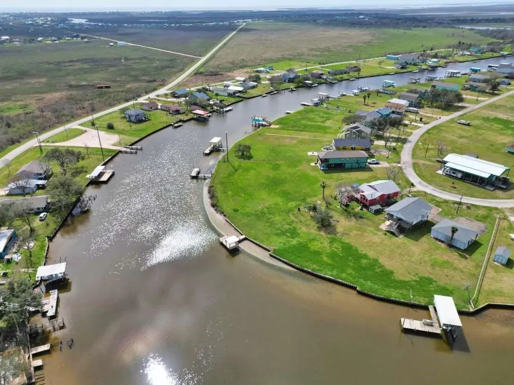 2426 Cr 297 Sargent, TX 77414