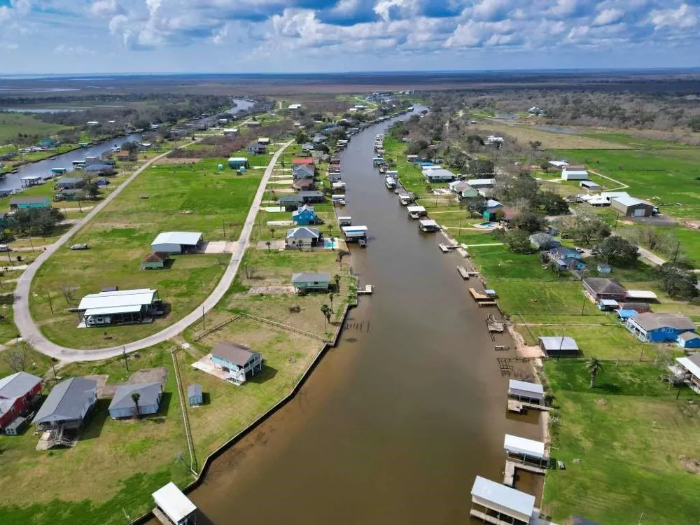 2426 Cr 297 Sargent, TX 77414
