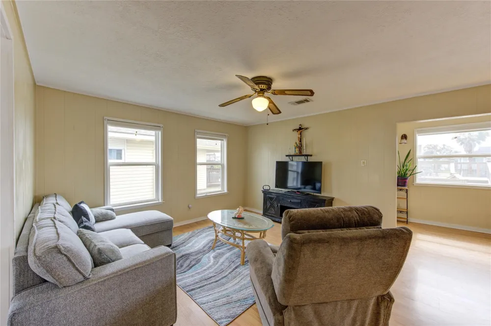 138 Tarpon Street Bayou Vista, TX 77563