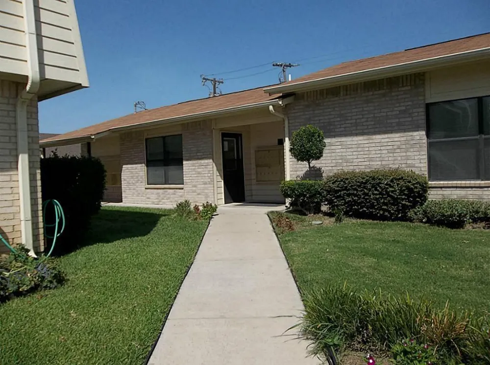321 Thomas Burleson, TX 76028