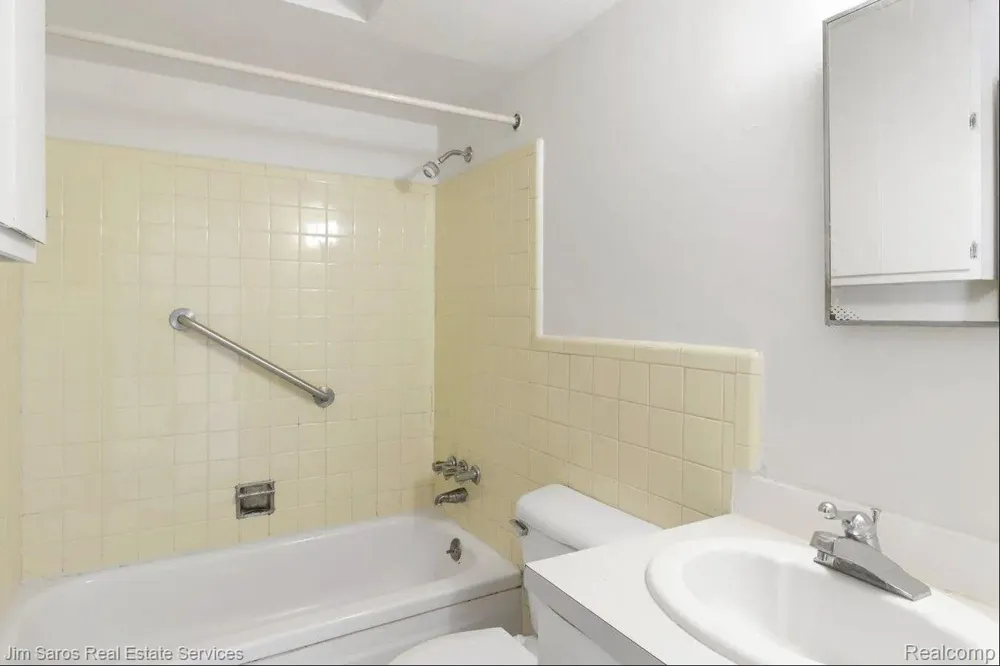 16425 E 12 MILE Rd - 1 Bed Units Roseville City, MI 48066