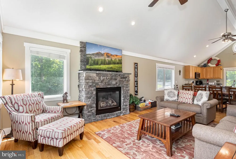 25 SILVER TREE LANE Oakland, MD 21550