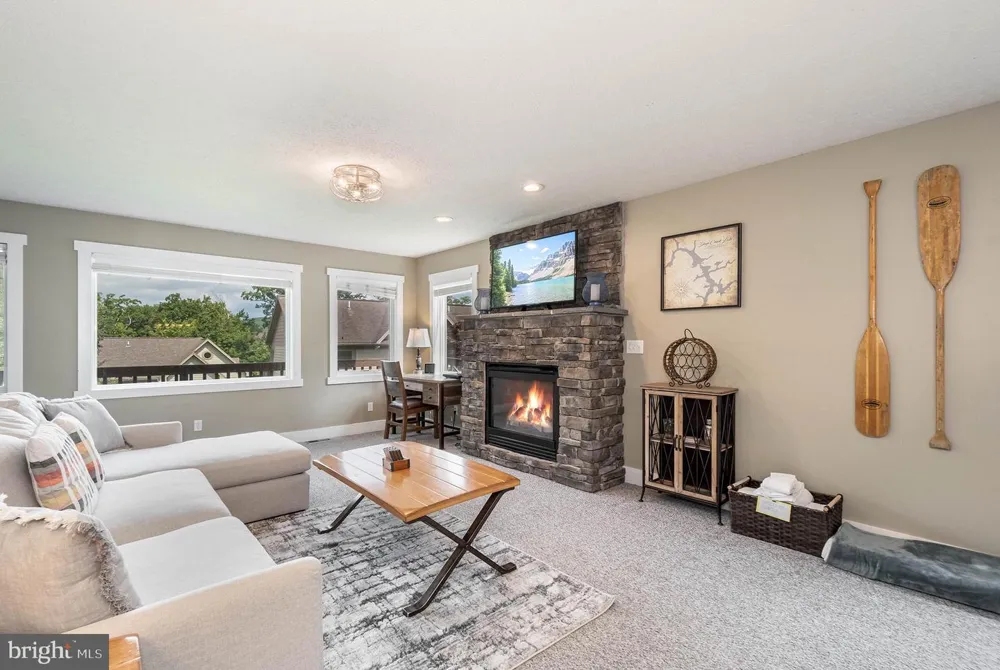 25 SILVER TREE LANE Oakland, MD 21550