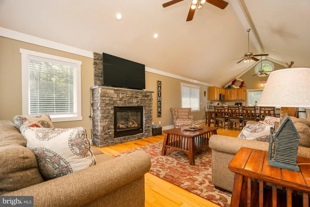 25 SILVER TREE LANE Oakland, MD 21550