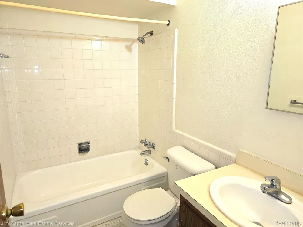16425 E 12 MILE Rd- 2 Bed Units Roseville City, MI 48066