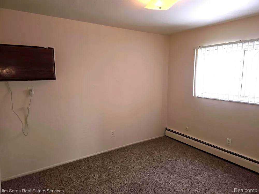 16425 E 12 MILE Rd- 2 Bed Units Roseville City, MI 48066