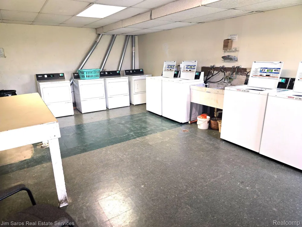 16425 E 12 MILE Rd- 2 Bed Units Roseville City, MI 48066