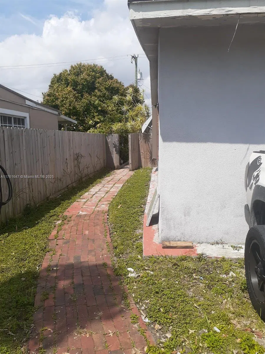 625 E 28th St Hialeah, FL 33013