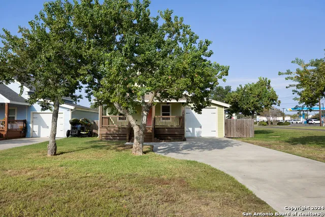 1403 S Young Rockport, TX 78382