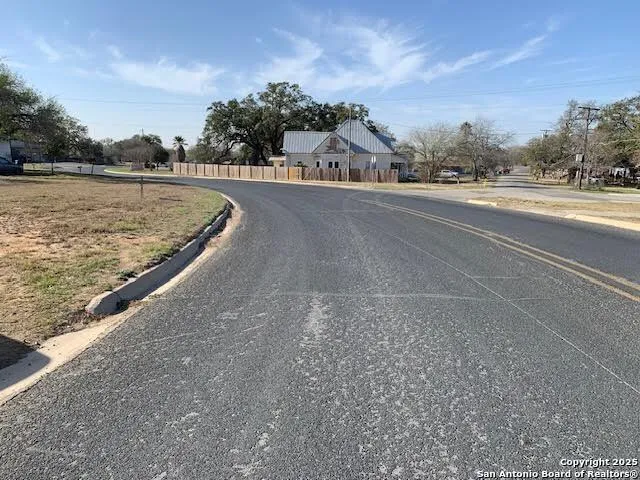 407 Wilson Dr Devine, TX 78016
