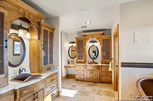211 Bear Creek Kerrville, TX 78028