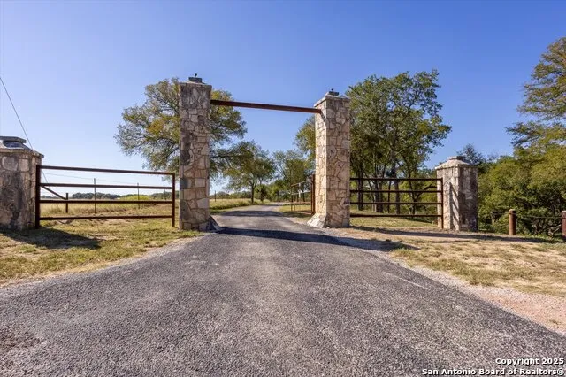 211 Bear Creek Kerrville, TX 78028