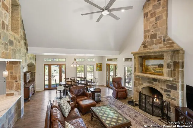211 Bear Creek Kerrville, TX 78028