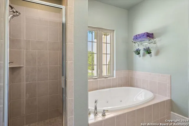 211 Bear Creek Kerrville, TX 78028