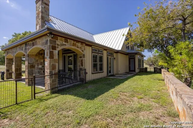211 Bear Creek Kerrville, TX 78028