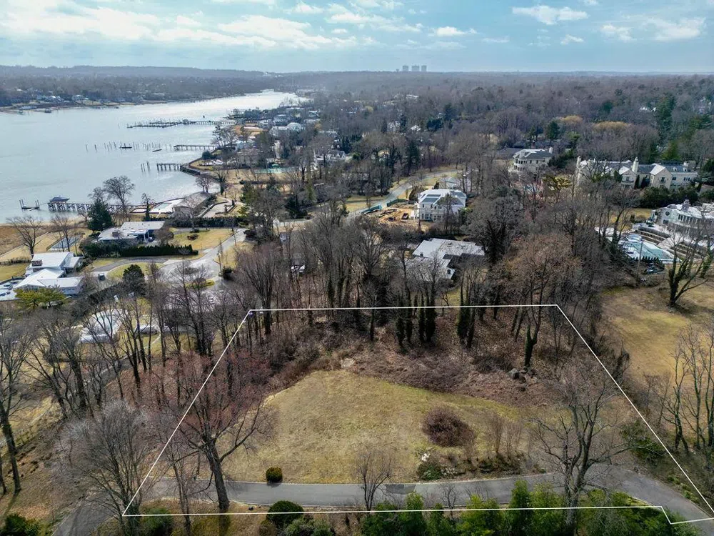 36 Pheasant Run Lane Great Neck, NY 11024
