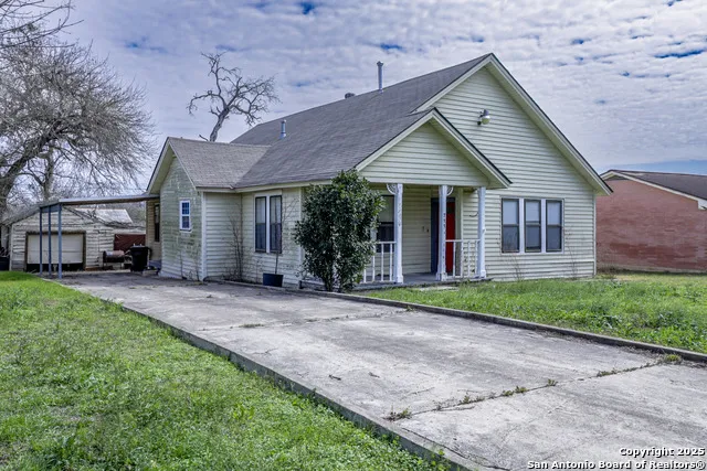 711 S 7TH ST Kenedy, TX 78119
