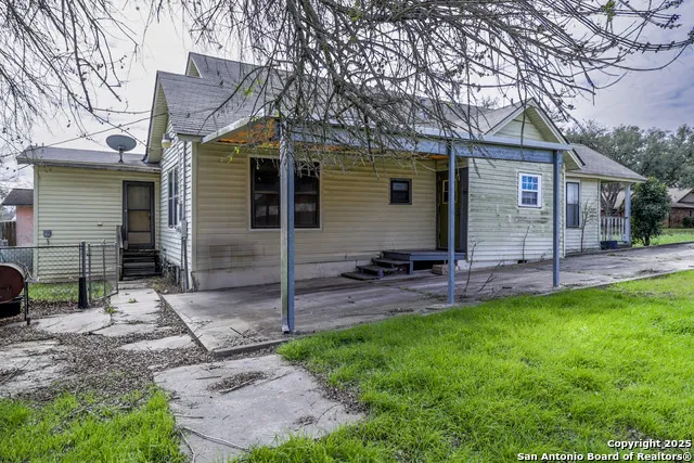 711 S 7TH ST Kenedy, TX 78119