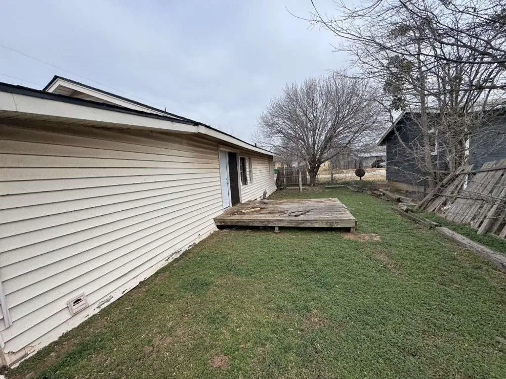 610 W Garrison Avenue Electra, TX 76360
