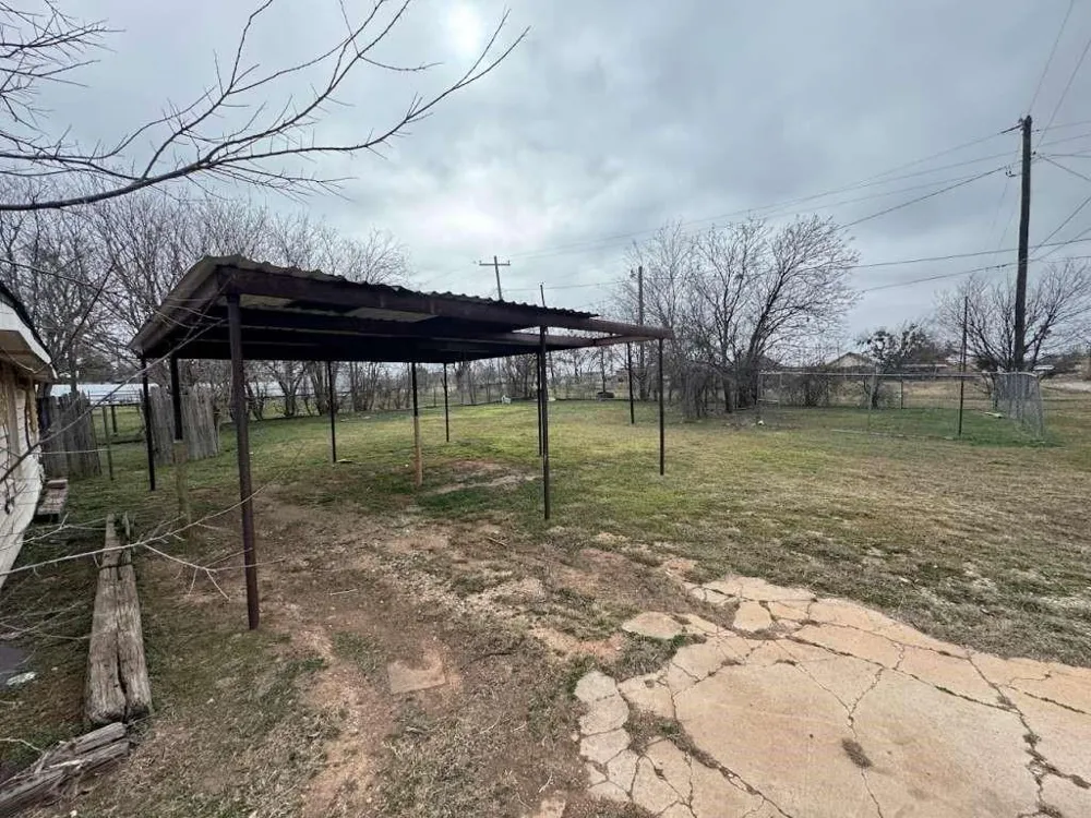 610 W Garrison Avenue Electra, TX 76360