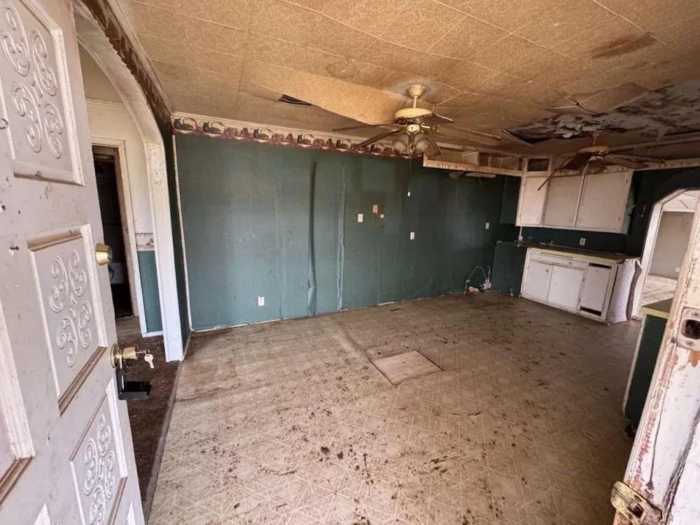 610 W Garrison Avenue Electra, TX 76360