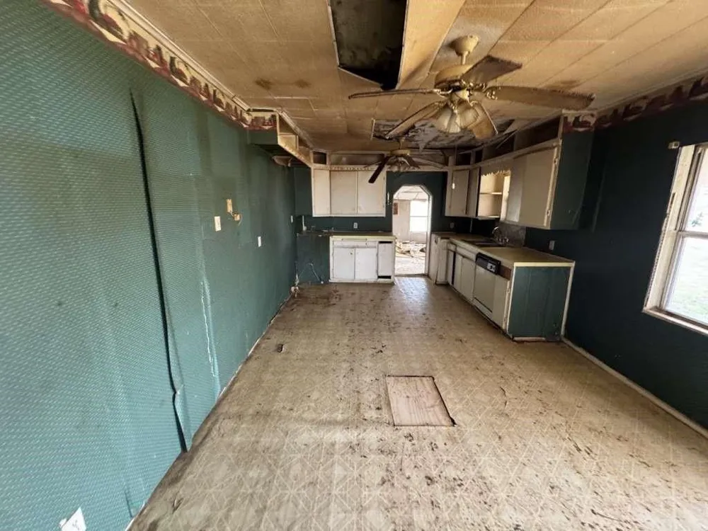 610 W Garrison Avenue Electra, TX 76360