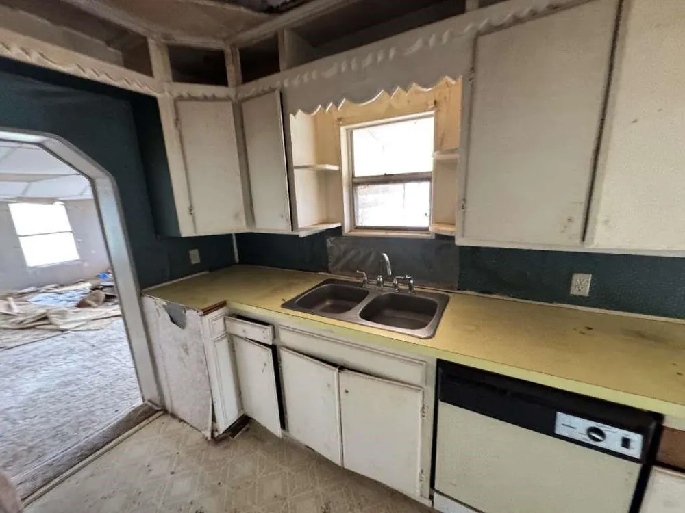 610 W Garrison Avenue Electra, TX 76360