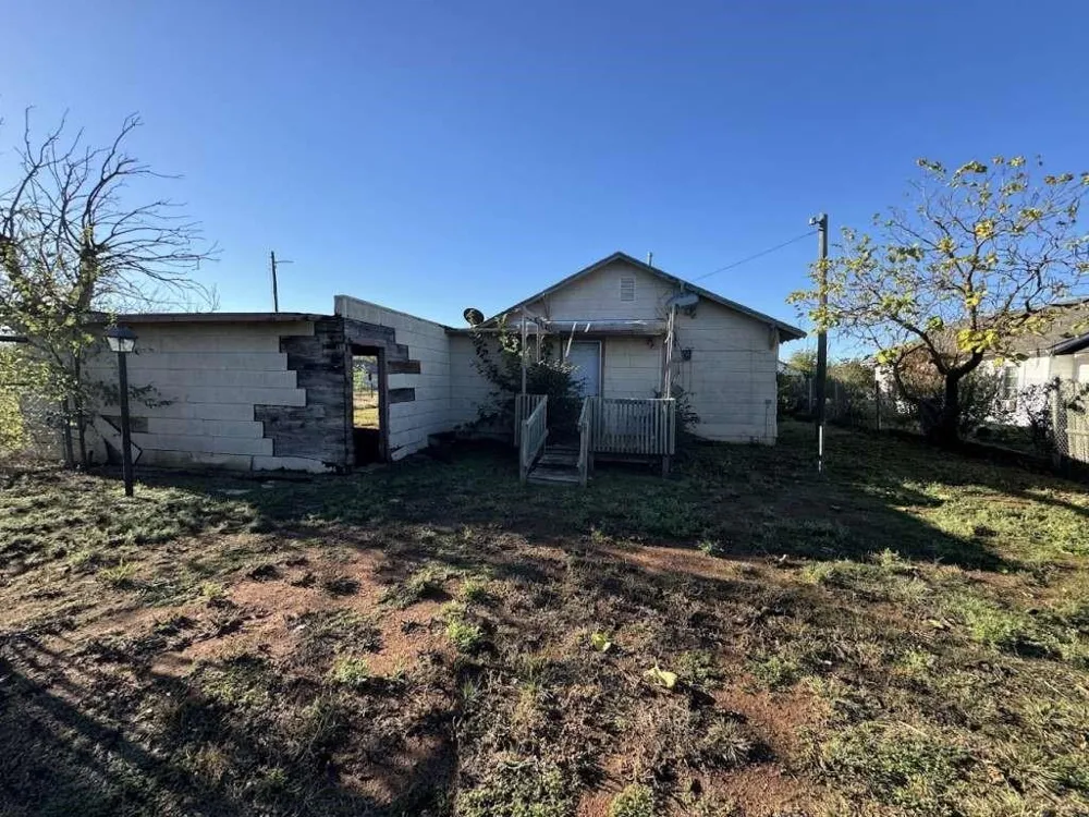 105 E Washington Avenue Electra, TX 76360
