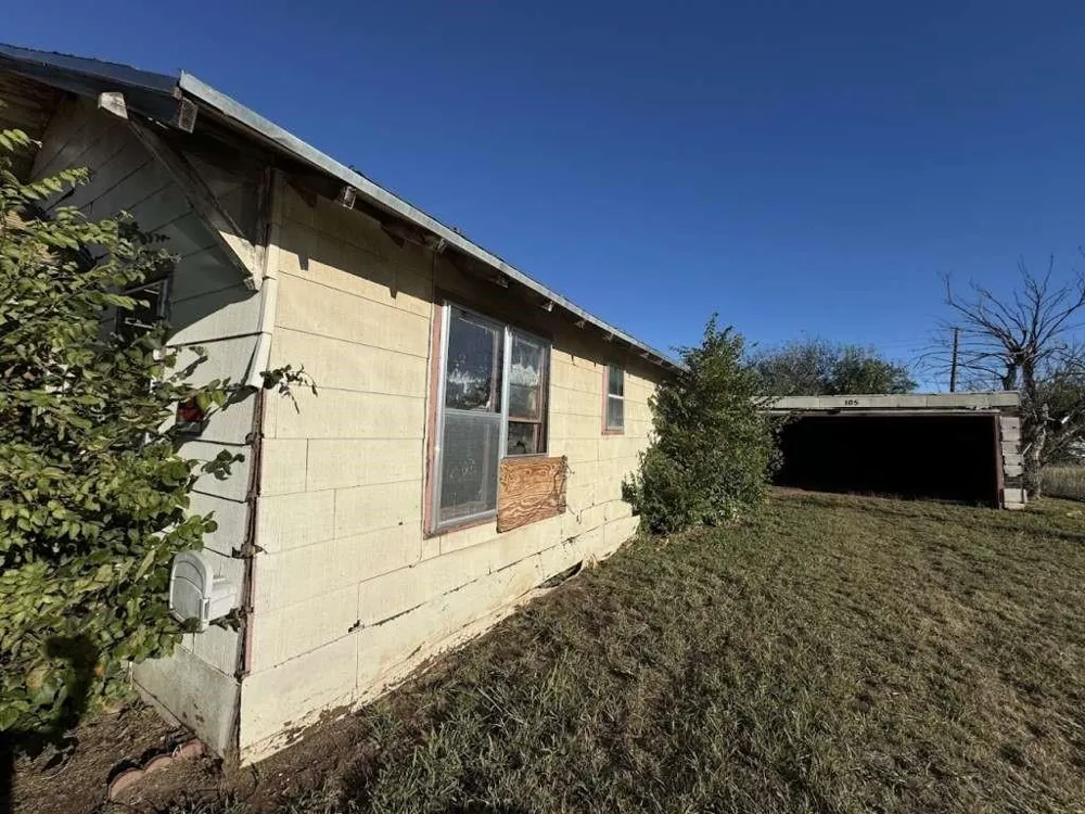 105 E Washington Avenue Electra, TX 76360