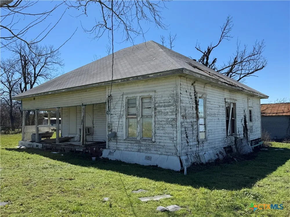 320 5th Street Lott, TX 76656